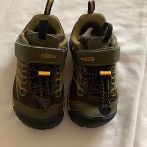 Keen Chandler size 8 children’s shoe with Velcro closure